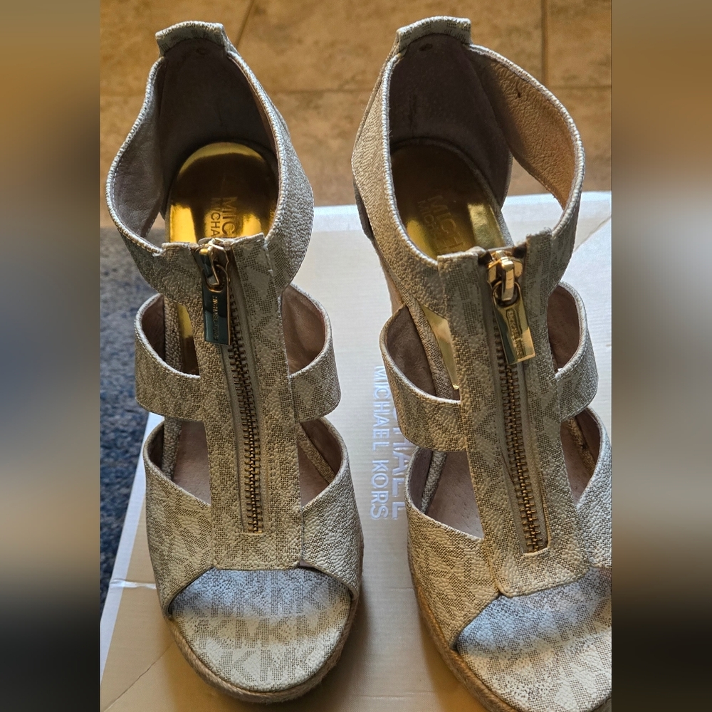 Michael Kors Damita Wedge Sandals Size 7 Minie Logo Vanilla Plataforms - Picture 8 of 11